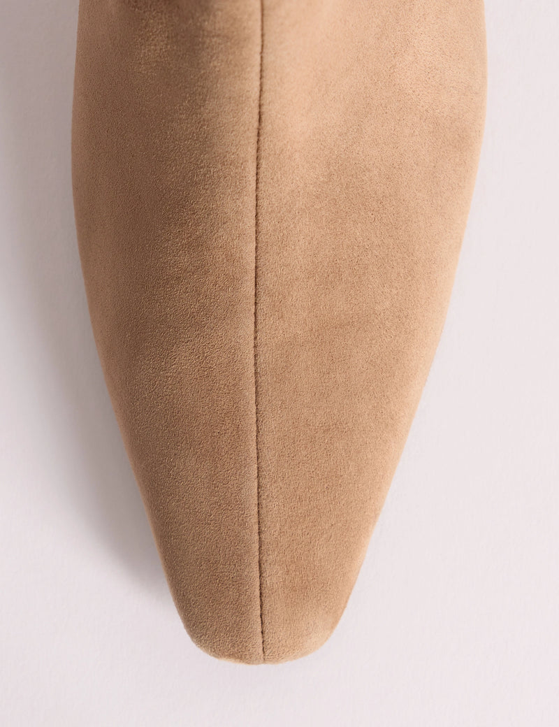 Pointed toe detail on tan knee-high boots