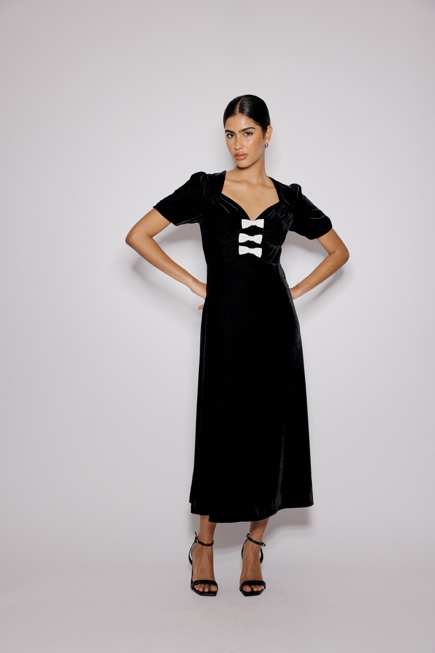 Velvet dresses are the chic statement for cold temperatures Velvet dresses are the chic statement for cold temperatures