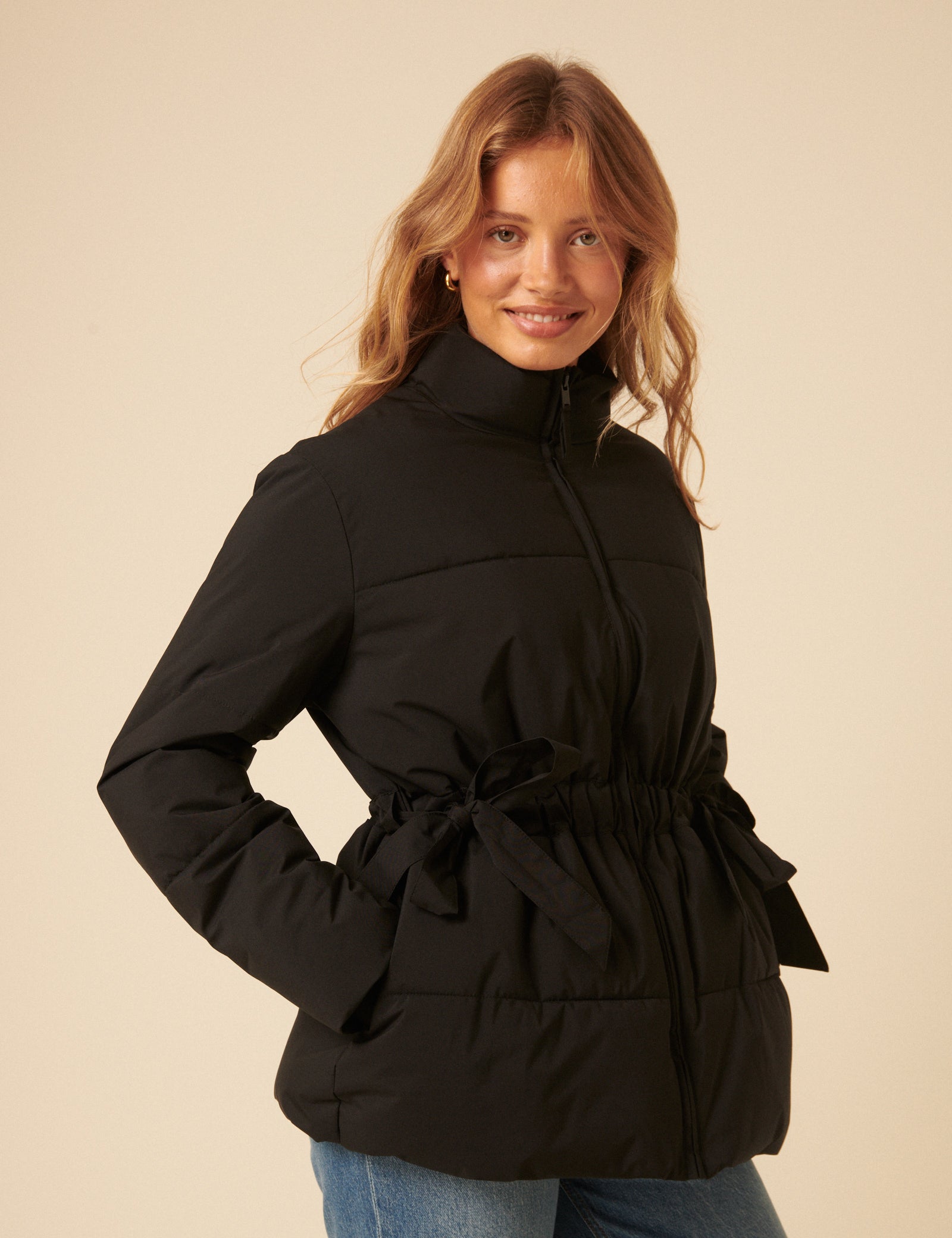 A Long Coat Without Sleeves That Fastens around Your Neck: Stylish & Chic Trends